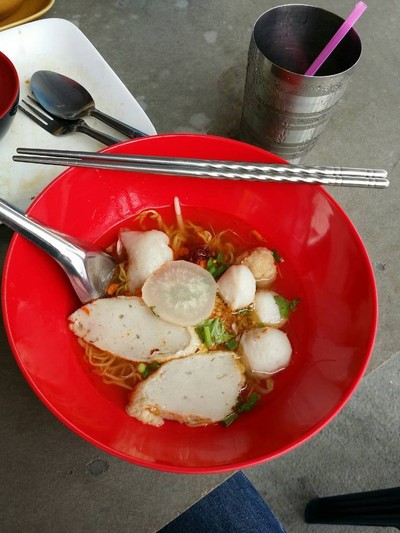 ตี๋เล็ก ก๋วยเตี๋ยวลูกชิ้นปลา ข้าวขาหมูอบน้ำผึ้ง